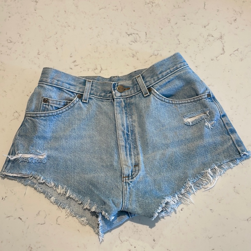 High-waisted and light wash vintage L.L. Bean jean shorts. Fits size 25-26.